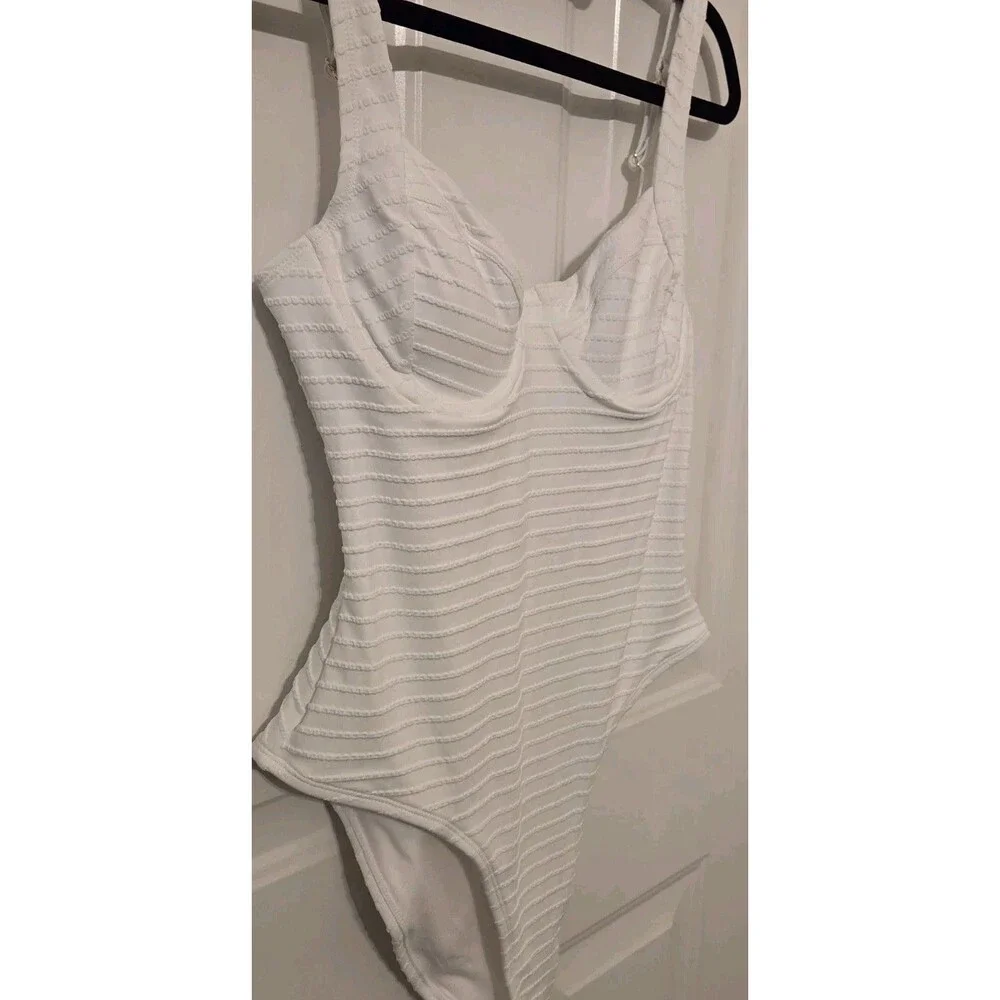 Time & Tru Women's Textured Stripe Underwire Swimsuit - Size M 8/10